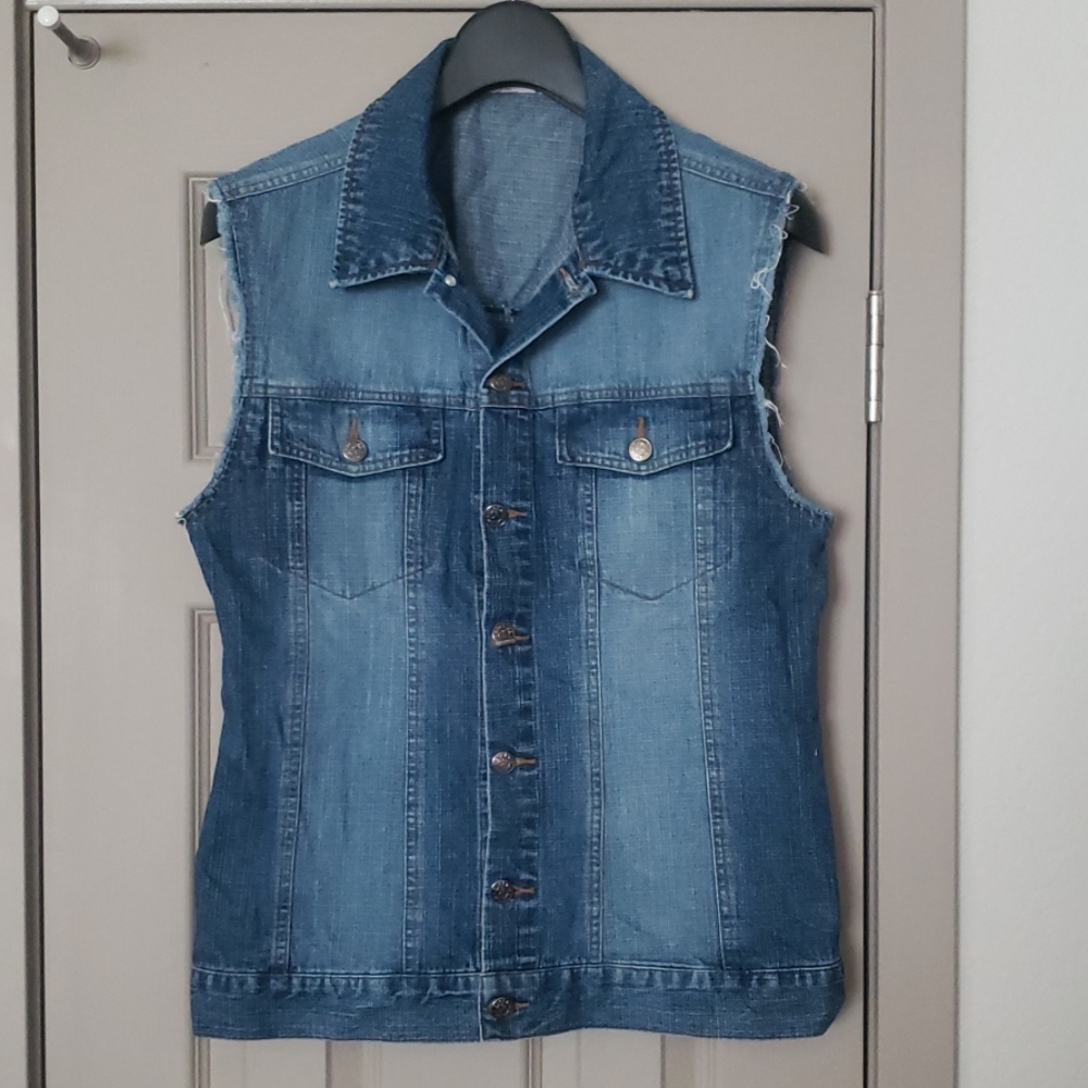 Cut off sleeve denim jacket